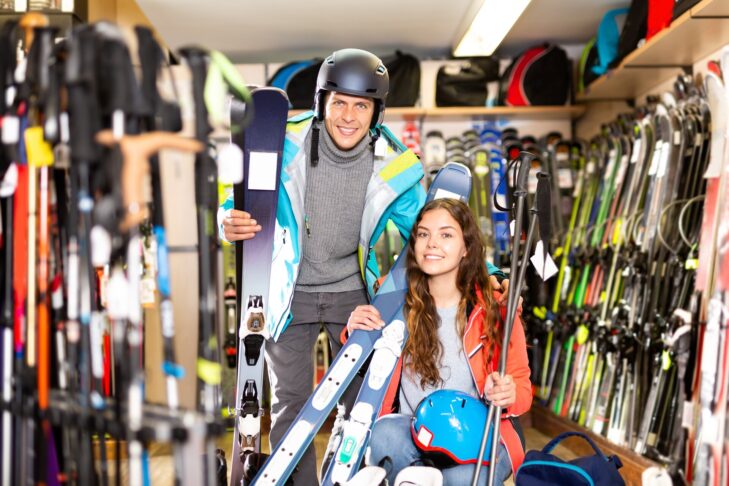 Die Auswahl beim Skikauf kann für Wintersportler manchmal überwältigend sein, doch der richtige Ski wartet hier meistens schon.