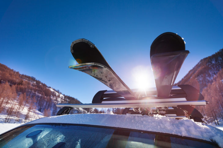 I portapacchi e i box da tetto possono essere installati in modo semplice e veloce su quasi tutti i tetti delle auto.