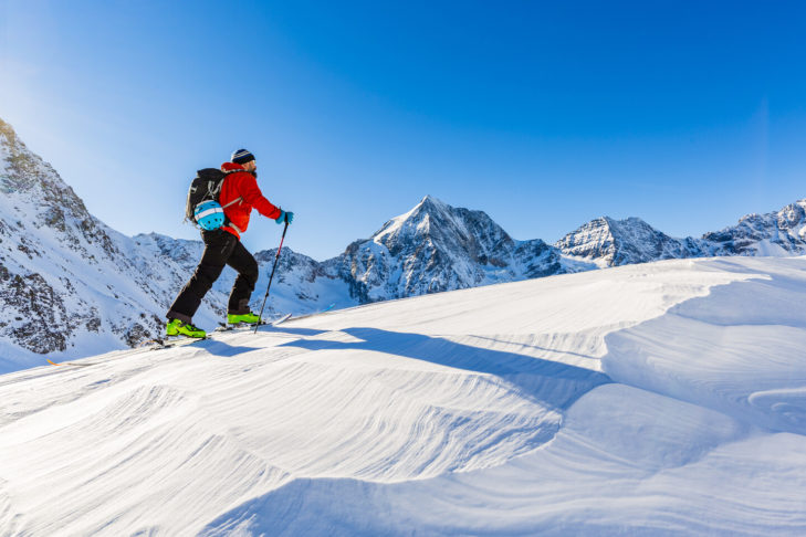 Per alcune discese, gli appassionati di sport invernali devono anche allacciare gli sci per la salita.