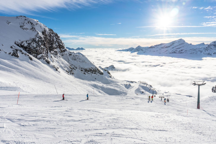 Quando le condizioni meteorologiche sono ideali, gli appassionati di sport invernali possono sciare sopra le nuvole nel comprensorio sciistico del Monterosa Ski.