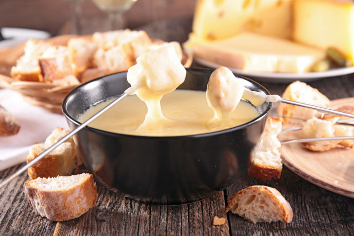 La tradizionale fonduta di formaggio è un must per gli appassionati di sport invernali quando si fermano in un rifugio rustico in una stazione sciistica in Svizzera