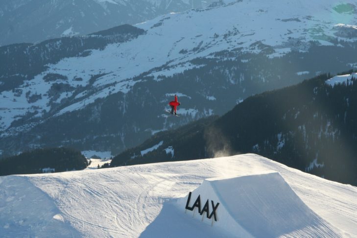 Con il suo snowpark e l'halfpipe più grande del mondo, il comprensorio sciistico Flims-Laax-Falera è considerato la Mecca assoluta dello sci freestyle in Svizzera