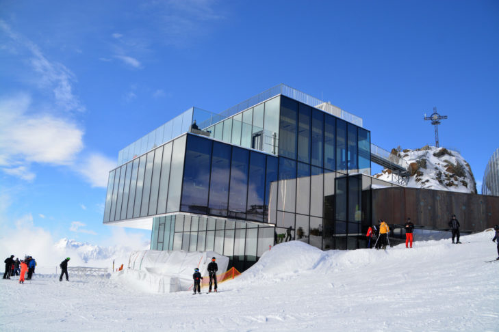 Nel "Q di ghiaccio" sono già state girate scene per un film di James Bond e il ristorante nella stazione sciistica di Sölden sarà aperto agli ospiti in aprile