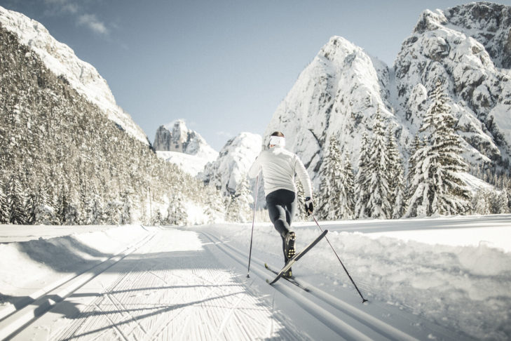 Gli appassionati di sport invernali in Alto Adige possono esplorare quasi 1.800 chilometri di piste da sci di fondo sotto un sole splendido.