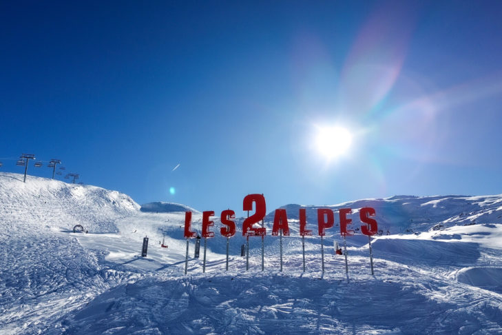 Nel comprensorio sciistico di Les 2 Alpes, gli appassionati di sport invernali possono ancora godere del sole puro in aprile