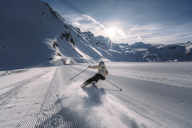 Zermatt ha le migliori condizioni delle piste durante tutto l'anno, quindi gli sciatori solitari possono ancora scolpire le loro curve sulla neve qui in aprile