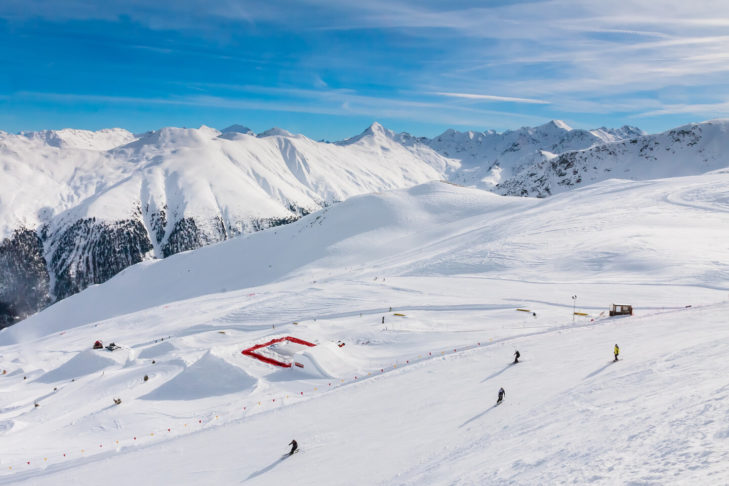 Anche lo snowpark nel comprensorio sciistico di Livigno è molto popolare tra gli sciatori e gli snowboarder in primavera