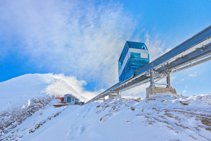 La navetta del ghiacciaio porta anche gli sciatori e gli snowboarder alla stazione di montagna sul Kitzsteinhorn in aprile